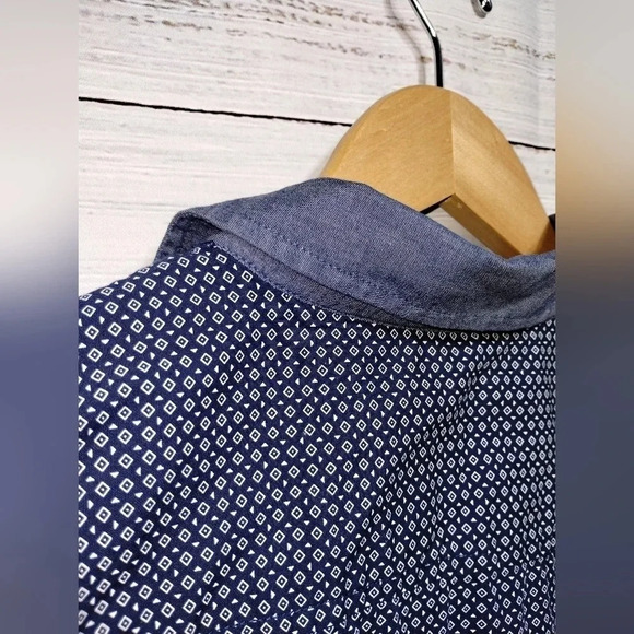Guess‎ Geometric Shape Button Down Short Sleeve Shirt in Blue size Large - Picture 6 of 8